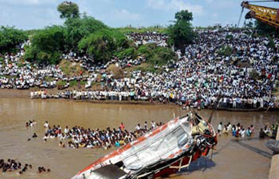 Ấn Độ: Xe bus lao xuống sông, 24 người chết - 1