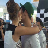 Ô tô - Xe máy - Andrea và Baggio tình tứ giữa chốn đông người.