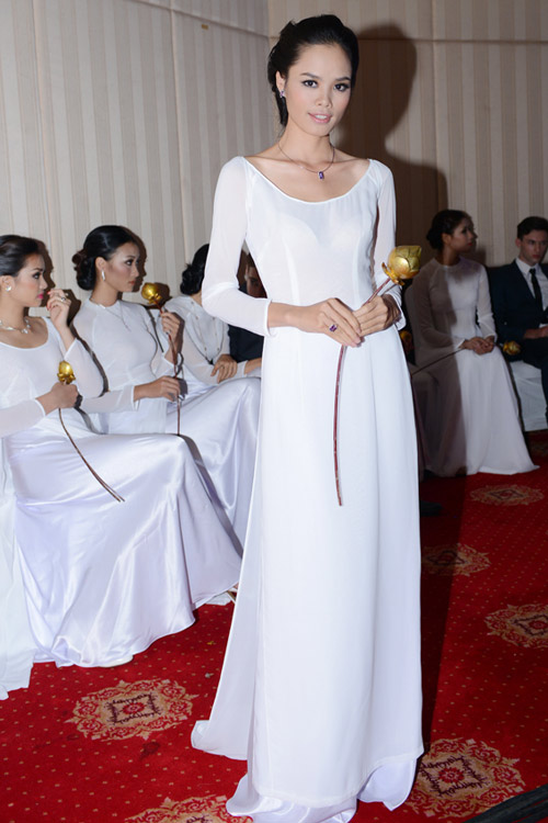 Mai Phương Thúy thân mật với trai Tây - 10