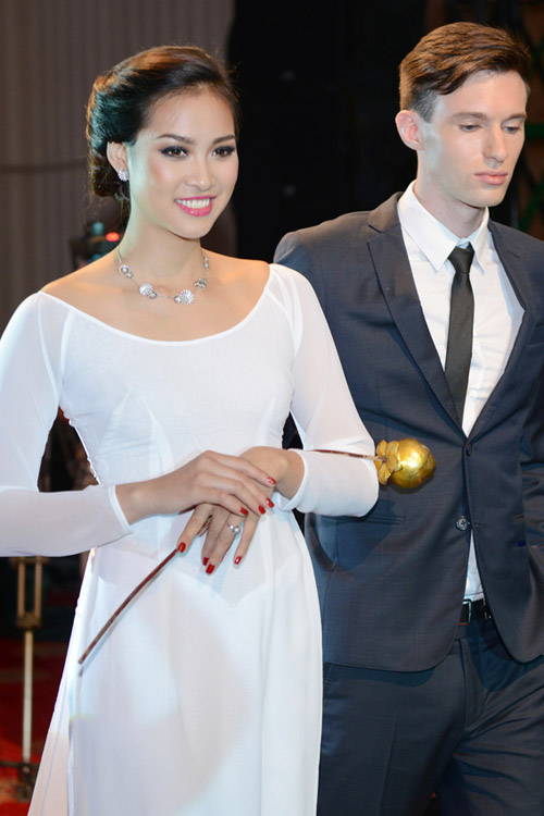 Mai Phương Thúy thân mật với trai Tây - 12