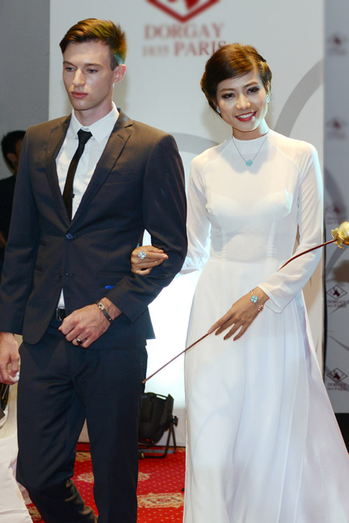 Mai Phương Thúy thân mật với trai Tây - 14