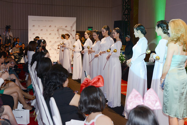 Mai Phương Thúy thân mật với trai Tây - 15