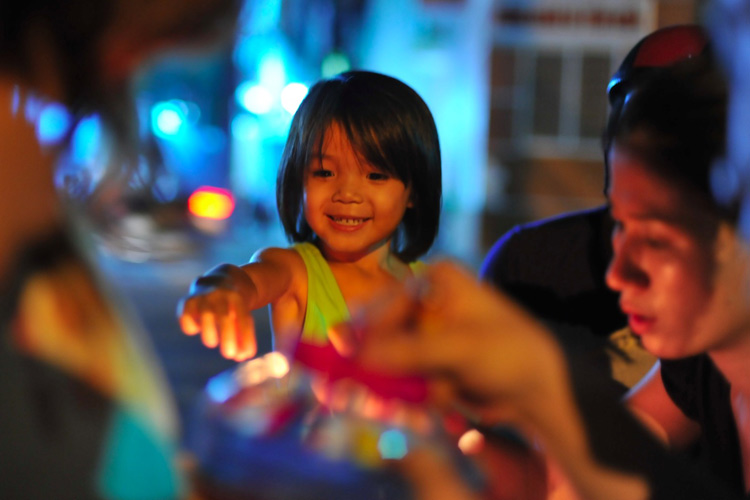 Nghệ sĩ Việt tất tả trao quà trung thu - 2