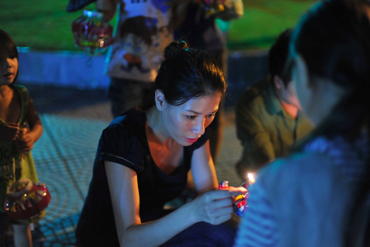 Nghệ sĩ Việt tất tả trao quà trung thu - 4
