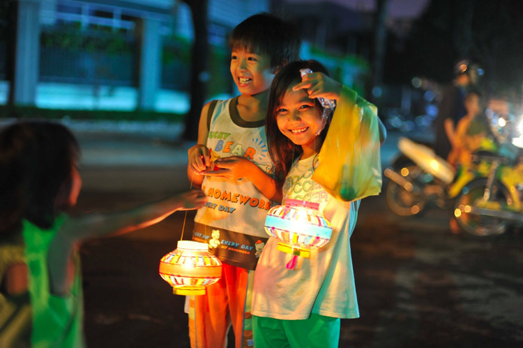 Nghệ sĩ Việt tất tả trao quà trung thu - 6