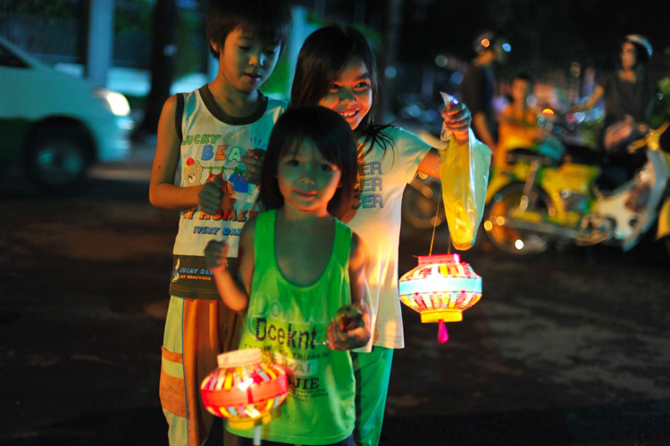 Nghệ sĩ Việt tất tả trao quà trung thu - 7