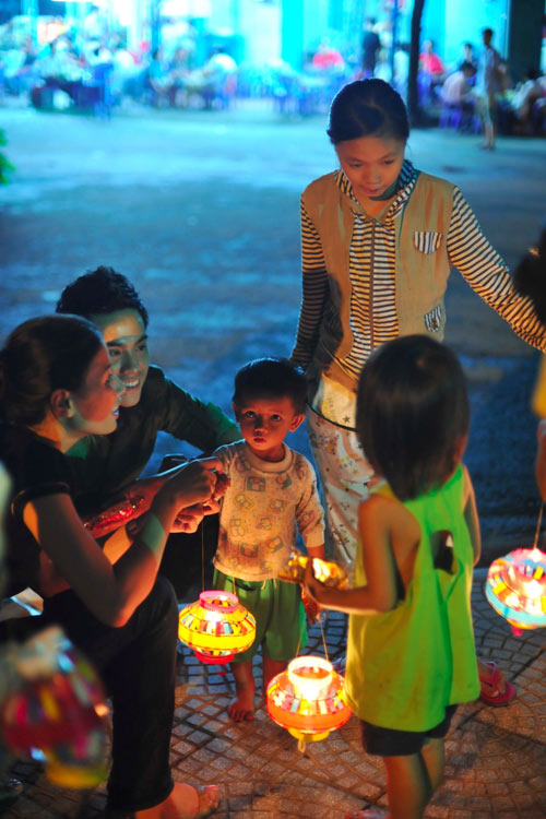 Nghệ sĩ Việt tất tả trao quà trung thu - 8