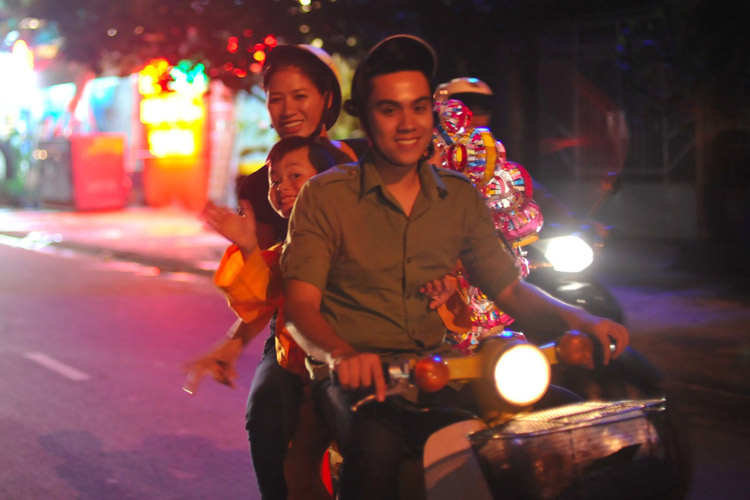 Nghệ sĩ Việt tất tả trao quà trung thu - 9