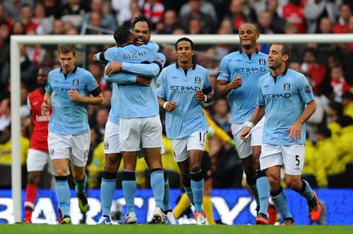 Man City: “Bốc thuốc” cho hàng thủ - 2