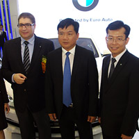 Ô tô - Xe máy - Bộ trưởng Thăng cười tươi tại triển lãm Ô tô Việt Nam