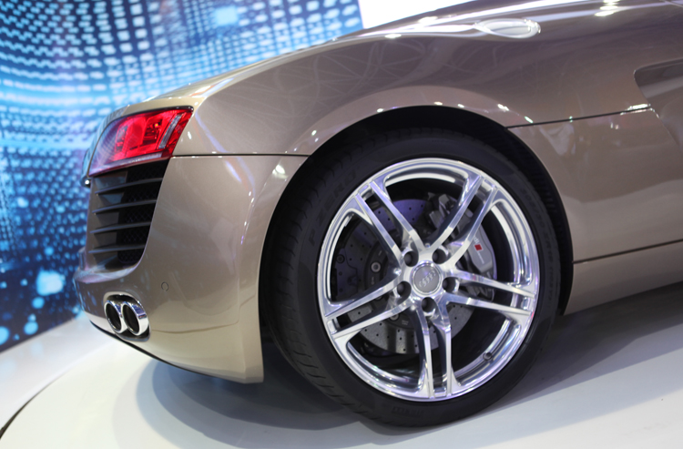 Audi R8 Spyder được trang bị động cơ V8 dung tích 4.2 lít đời 2012. Xe có công suất cực đại 424 mã lực và mô-men xoắn cực đại 430 Nm. Hộp số là loại tự động S-tronic. Siêu xe này có khả năng tăng tốc từ 0-100 km/h trong 4,3 giây và tốc độ tối đa đạt 300 km/h.