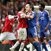 Bóng đá - Derby London: Nóng ở giữa sân