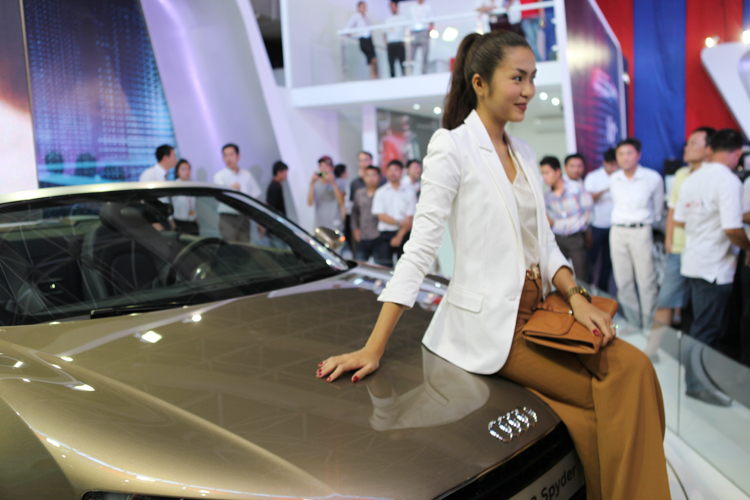 Hà Tăng "bỡ ngỡ" trước Audi R8 - 35