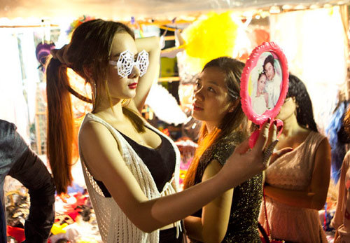 Hot girl Phương Trinh "làm loạn" phố Hàng Mã - 3