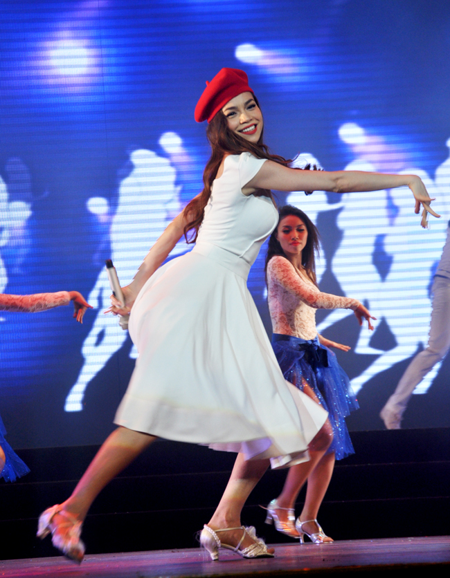 Cô được chọn xuất hiện ở vị trí vedette khi hát hai ca khúc kết thúc chương trình bằng tiếng Việt
