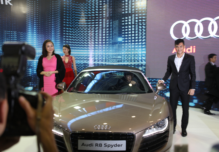 Lê Công Vinh - chàng tiền đạo gốc xứ Nghệ vừa mới xuất hiện Vietnam Motor Show 2012 trong vai trò là đại sứ thương hiệu cho dòng xe Audi A5, của Audi tại Việt Nam.