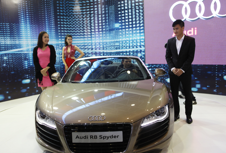 Trong buổi ra mắt, Lê Công Vinh đã bị chiếc Audi R8 Spyder hớp hồn.