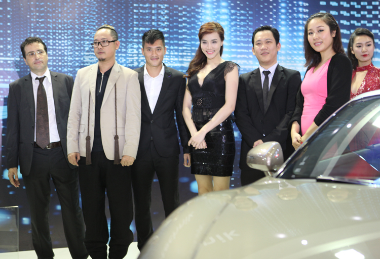 Từ trái qua phải, Ông Laurent Genet - Tổng Giám đốc Công ty Á Châu, NTK Võ Việt Chung đại sứ thương hiệu Audi Q3, Công Vinh đại diện cho Audi A5, Trang Nhung đại sứ thương hiệu cho A4, ông Trần Tấn Trung, và Ngô Phương Lan