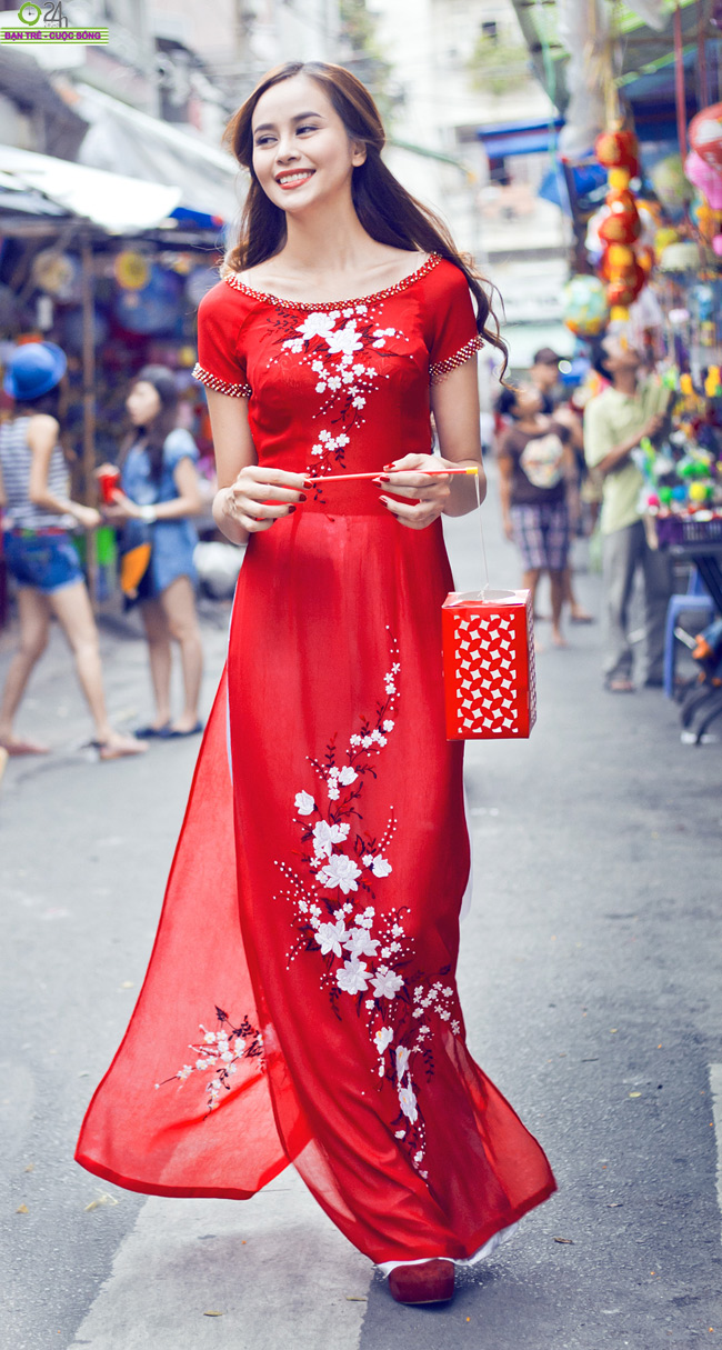 Cùng ngắm bộ hình Sella Trương dịu dàng trong tà áo dài truyền thống đi chơi trung thu ở phố đèn lồng (Thành phố Hồ Chí minh)