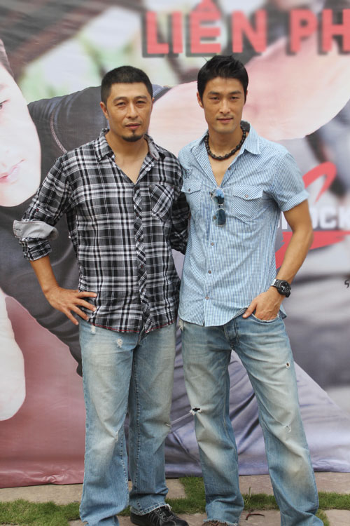 Johnny Trí Nguyễn hai tay ôm gái Tây - 6