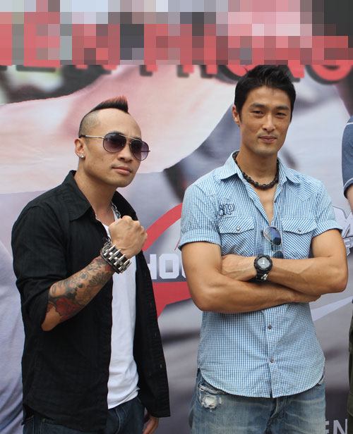 Johnny Trí Nguyễn hai tay ôm gái Tây - 7