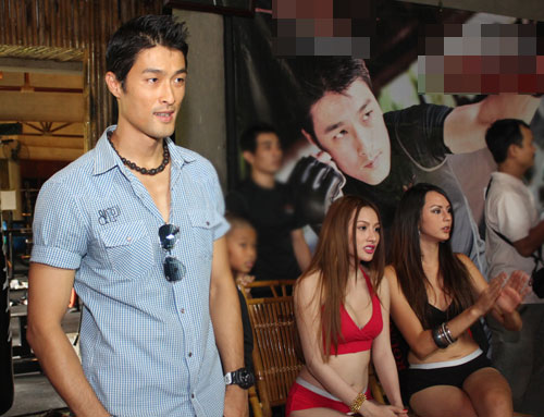 Johnny Trí Nguyễn hai tay ôm gái Tây - 5