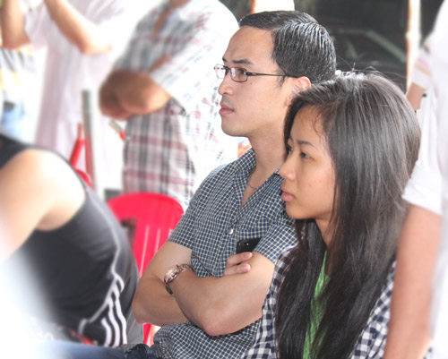 Johnny Trí Nguyễn hai tay ôm gái Tây - 8