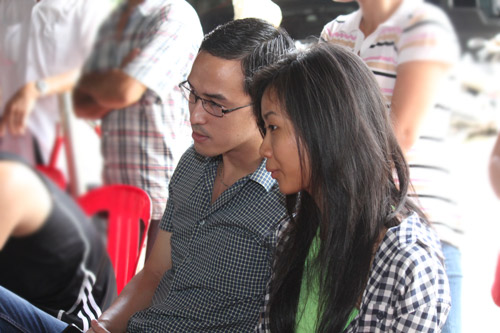 Johnny Trí Nguyễn hai tay ôm gái Tây - 9