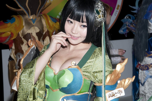 Đến lượt mẫu cosplay "triển lãm" cơ thể - 3