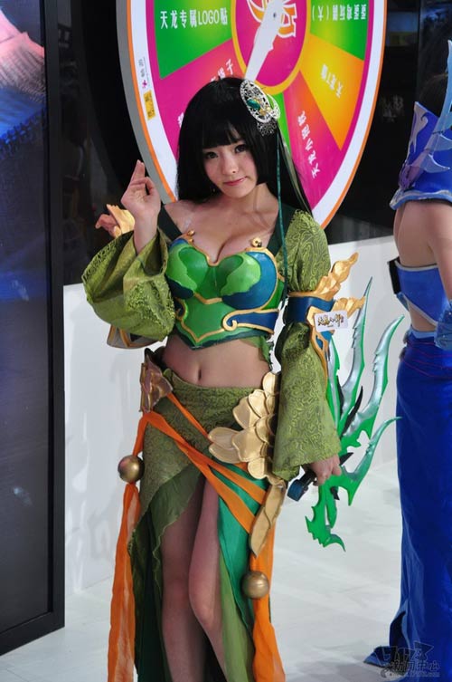 Đến lượt mẫu cosplay "triển lãm" cơ thể - 4