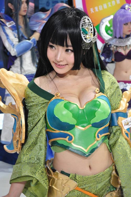 Đến lượt mẫu cosplay "triển lãm" cơ thể - 5