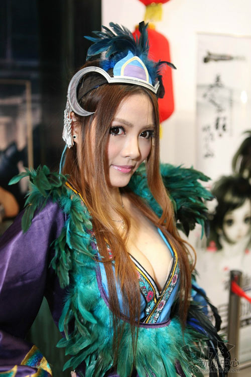 Đến lượt mẫu cosplay "triển lãm" cơ thể - 7