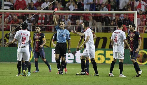 Barca vượt ải Sanchez Pizjuan: Phía sau kỷ lục - 2