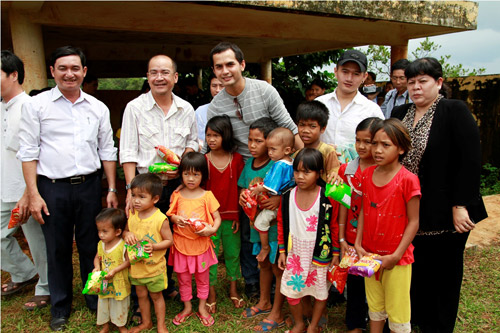 Sao Việt về biên giới tặng quà trung thu - 6