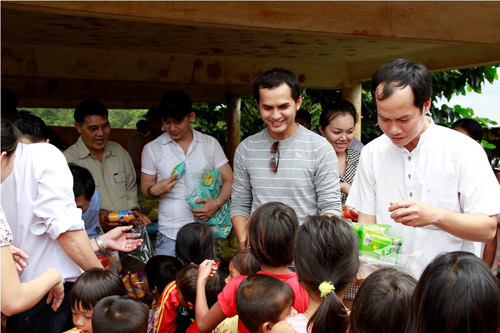 Sao Việt về biên giới tặng quà trung thu - 2