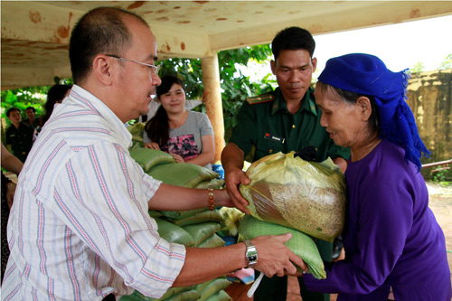 Sao Việt về biên giới tặng quà trung thu - 4