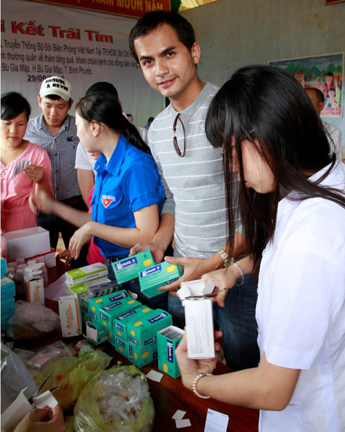 Sao Việt về biên giới tặng quà trung thu - 3