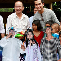  - Sao Việt về biên giới tặng quà trung thu