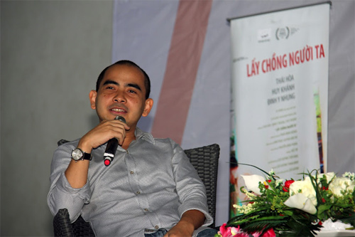 Huy Khánh bị sinh viên "quây chặt" - 4