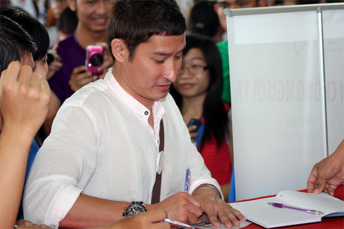 Huy Khánh bị sinh viên "quây chặt" - 1