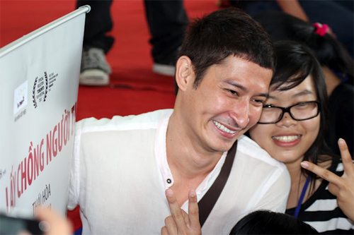 Huy Khánh bị sinh viên "quây chặt" - 6