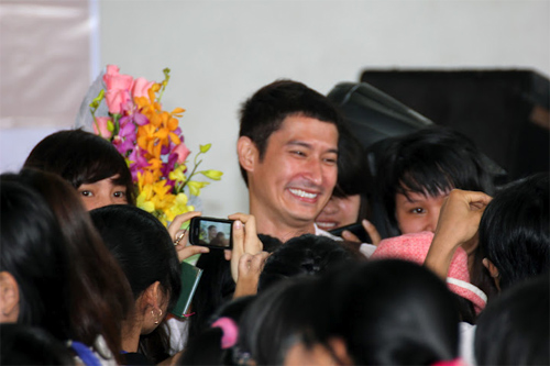 Huy Khánh bị sinh viên "quây chặt" - 7