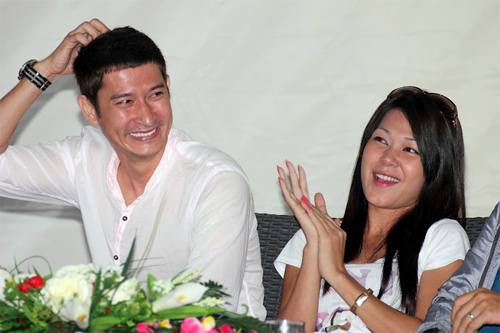 Huy Khánh bị sinh viên "quây chặt" - 8