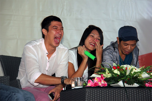 Huy Khánh bị sinh viên "quây chặt" - 11