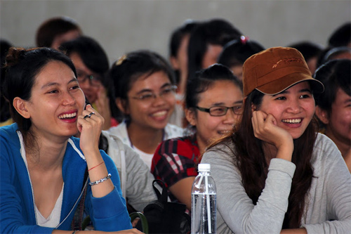 Huy Khánh bị sinh viên "quây chặt" - 16