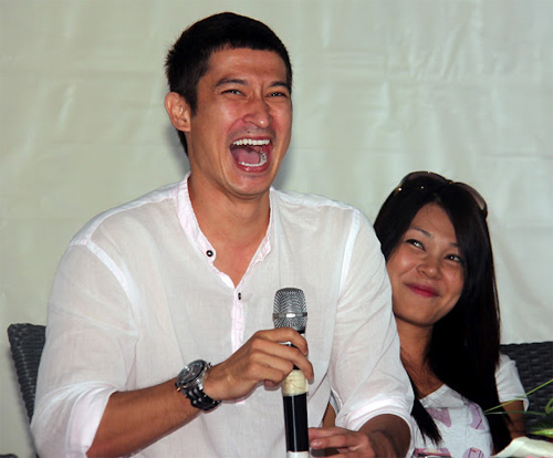 Huy Khánh bị sinh viên "quây chặt" - 10