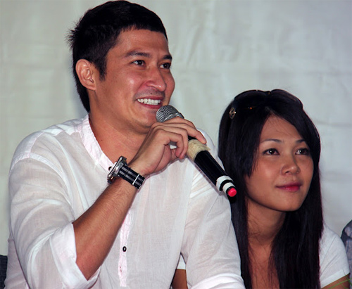 Huy Khánh bị sinh viên "quây chặt" - 9