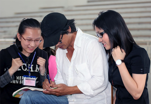 Huy Khánh bị sinh viên "quây chặt" - 14