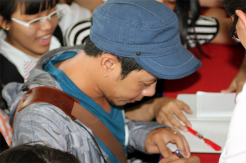 Huy Khánh bị sinh viên "quây chặt" - 2