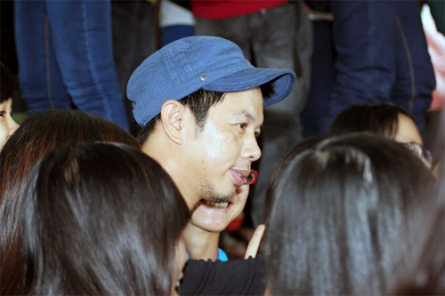 Huy Khánh bị sinh viên "quây chặt" - 15